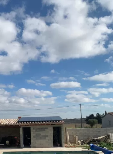 Pose centrale solaire photovoltaique sur pool-house